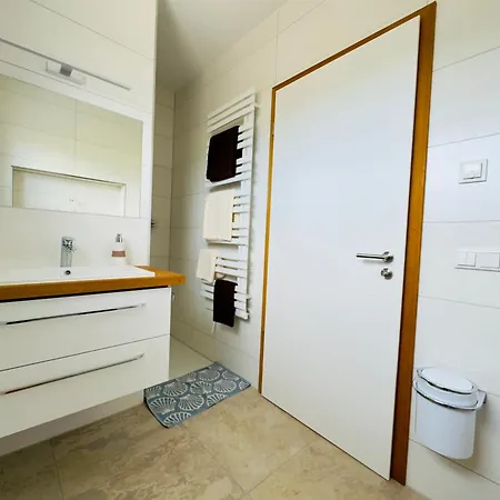Villa Luxurioese Moewengefluester - 220qm Grosse Fuer Bis Zu 8 Gaesten Mit Sauna Direkt Am Goitzschesee Pouch