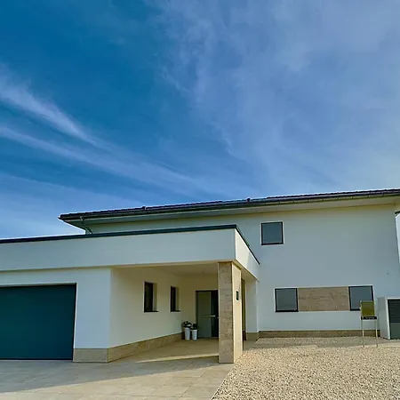 Luxurioese Moewengefluester - 220qm Grosse Fuer Bis Zu 8 Gaesten Mit Sauna Direkt Am Goitzschesee Villa Pouch