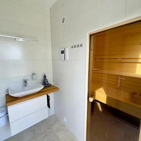 Luxurioese Moewengefluester - 220qm Grosse Fuer Bis Zu 8 Gaesten Mit Sauna Direkt Am Goitzschesee *