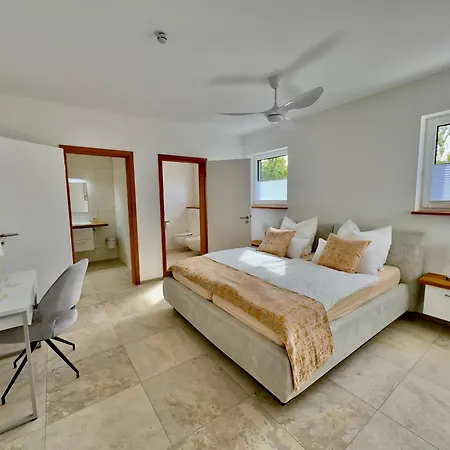 Villa Luxurioese Moewengefluester - 220qm Grosse Fuer Bis Zu 8 Gaesten Mit Sauna Direkt Am Goitzschesee *