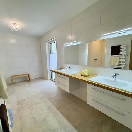 Luxurioese Moewengefluester - 220qm Grosse Fuer Bis Zu 8 Gaesten Mit Sauna Direkt Am Goitzschesee Villa *