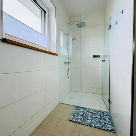 Luxurioese Moewengefluester - 220qm Grosse Fuer Bis Zu 8 Gaesten Mit Sauna Direkt Am Goitzschesee * Pouch