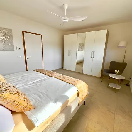 Luxurioese Moewengefluester - 220qm Grosse Fuer Bis Zu 8 Gaesten Mit Sauna Direkt Am Goitzschesee * Pouch