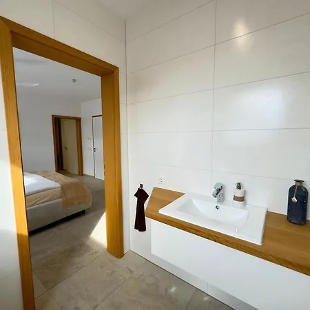 Villa Luxurioese Moewengefluester - 220qm Grosse Fuer Bis Zu 8 Gaesten Mit Sauna Direkt Am Goitzschesee Pouch