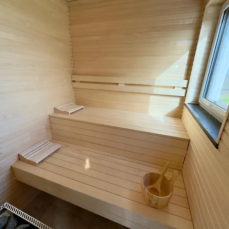 Luxurioese Moewengefluester - 220qm Grosse Fuer Bis Zu 8 Gaesten Mit Sauna Direkt Am Goitzschesee Pouch