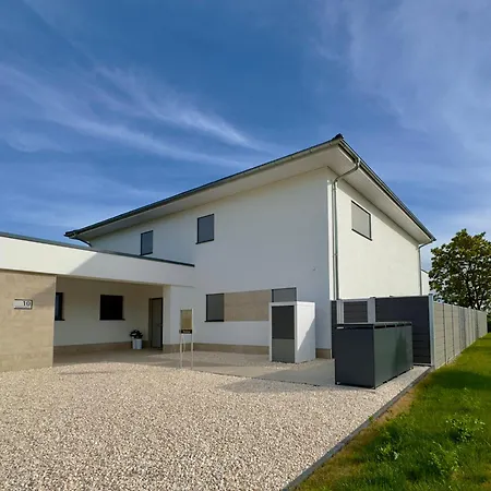 Luxurioese Moewengefluester - 220qm Grosse Fuer Bis Zu 8 Gaesten Mit Sauna Direkt Am Goitzschesee