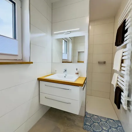 Luxurioese Moewengefluester - 220qm Grosse Fuer Bis Zu 8 Gaesten Mit Sauna Direkt Am Goitzschesee *