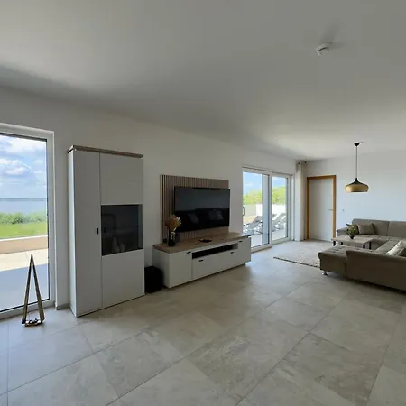 Luxurioese Moewengefluester - 220qm Grosse Fuer Bis Zu 8 Gaesten Mit Sauna Direkt Am Goitzschesee