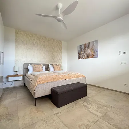 Luxuriöse Möwengeflüster - 220qm Große Für Bis Zu 8 Gästen Mit Sauna Direkt Am Goitzschesee Villa Pouch