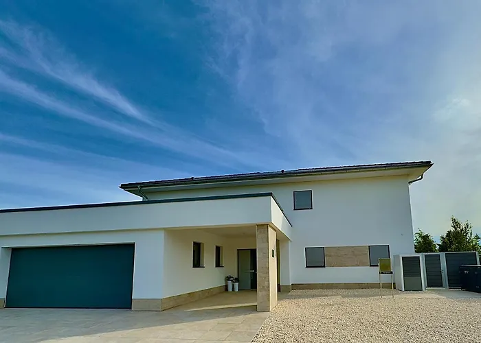 Luxurioese Moewengefluester - 220qm Grosse Fuer Bis Zu 8 Gaesten Mit Sauna Direkt Am Goitzschesee Vila Pouch