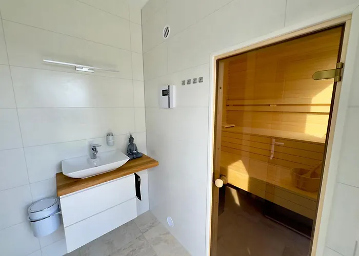 Luxurioese Moewengefluester - 220qm Grosse Fuer Bis Zu 8 Gaesten Mit Sauna Direkt Am Goitzschesee *