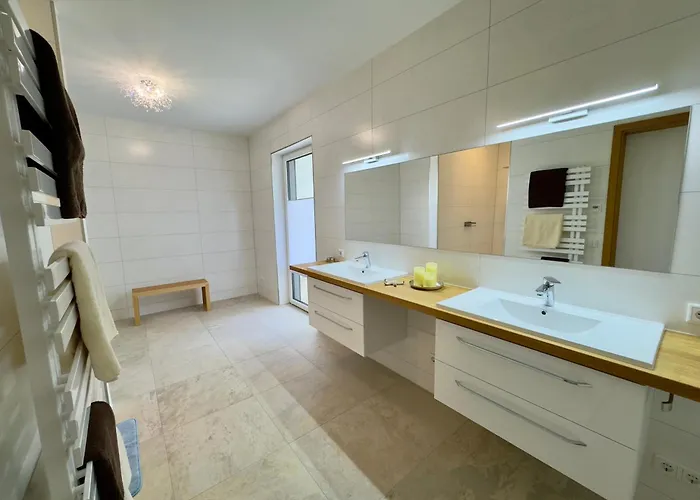 Luxurioese Moewengefluester - 220qm Grosse Fuer Bis Zu 8 Gaesten Mit Sauna Direkt Am Goitzschesee Vila *