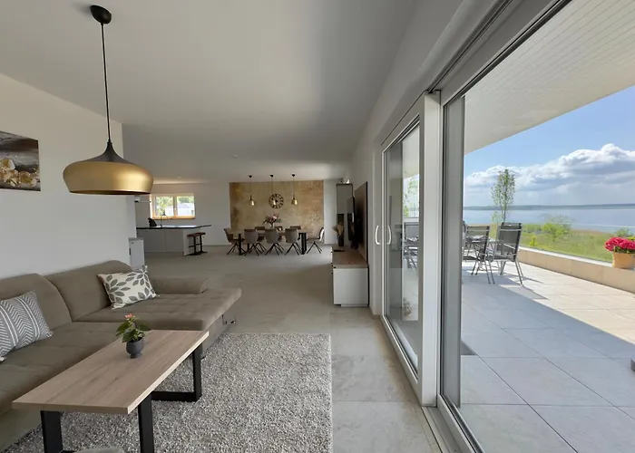 Luxurioese Moewengefluester - 220qm Grosse Fuer Bis Zu 8 Gaesten Mit Sauna Direkt Am Goitzschesee Pouch