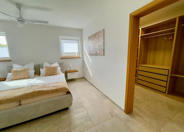 Luxurioese Moewengefluester - 220qm Grosse Fuer Bis Zu 8 Gaesten Mit Sauna Direkt Am Goitzschesee Vila Pouch