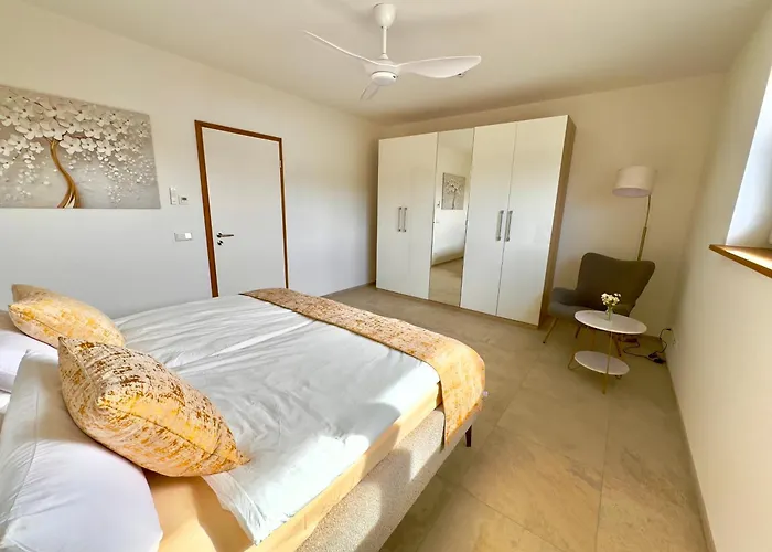 Luxurioese Moewengefluester - 220qm Grosse Fuer Bis Zu 8 Gaesten Mit Sauna Direkt Am Goitzschesee * Pouch