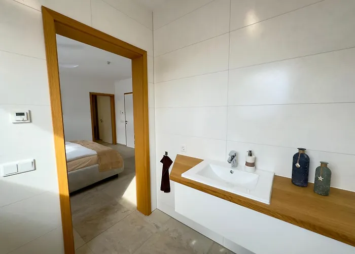 Vila Luxurioese Moewengefluester - 220qm Grosse Fuer Bis Zu 8 Gaesten Mit Sauna Direkt Am Goitzschesee Pouch