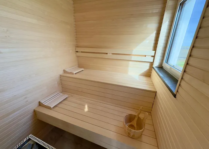 Luxurioese Moewengefluester - 220qm Grosse Fuer Bis Zu 8 Gaesten Mit Sauna Direkt Am Goitzschesee Pouch