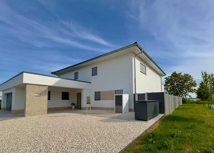 Luxurioese Moewengefluester - 220qm Grosse Fuer Bis Zu 8 Gaesten Mit Sauna Direkt Am Goitzschesee