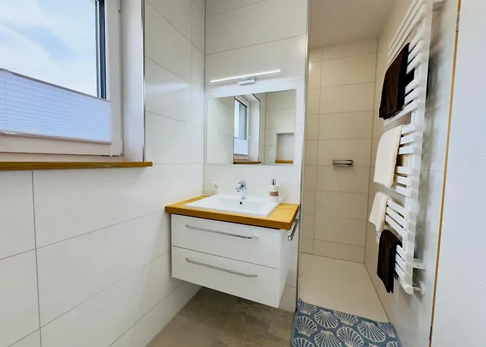 Luxurioese Moewengefluester - 220qm Grosse Fuer Bis Zu 8 Gaesten Mit Sauna Direkt Am Goitzschesee *