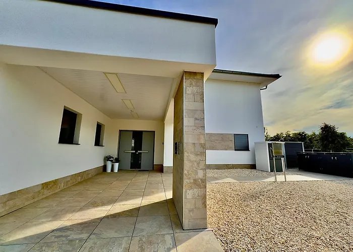 Luxurioese Moewengefluester - 220qm Grosse Fuer Bis Zu 8 Gaesten Mit Sauna Direkt Am Goitzschesee Pouch