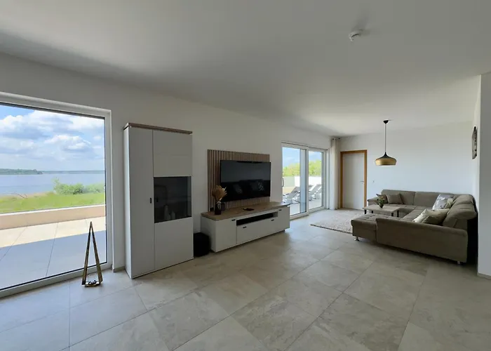 Luxurioese Moewengefluester - 220qm Grosse Fuer Bis Zu 8 Gaesten Mit Sauna Direkt Am Goitzschesee