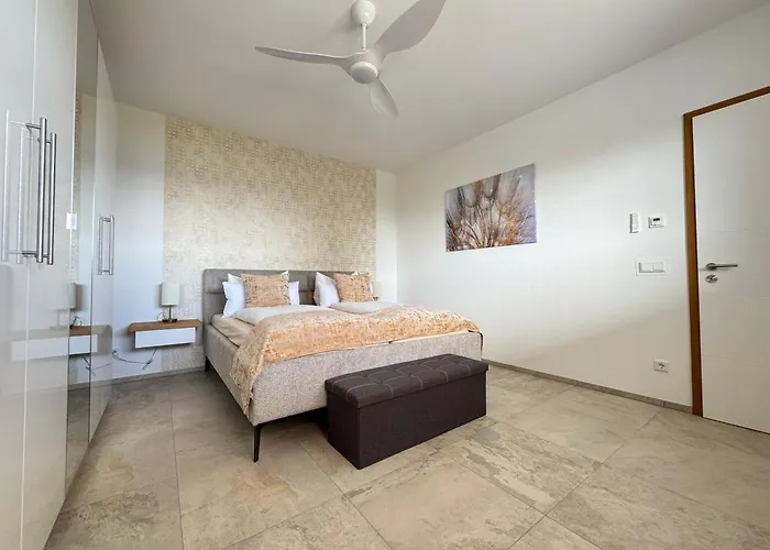 Luxurioese Moewengefluester - 220qm Grosse Fuer Bis Zu 8 Gaesten Mit Sauna Direkt Am Goitzschesee Vila Pouch