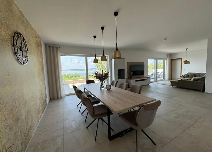 Luxurioese Moewengefluester - 220qm Grosse Fuer Bis Zu 8 Gaesten Mit Sauna Direkt Am Goitzschesee * Pouch